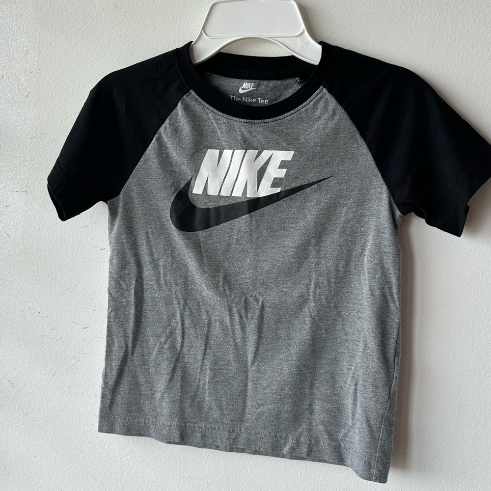 👦 boy bundle 5/$10 Nike Gray and Black Short Sleeve Tee